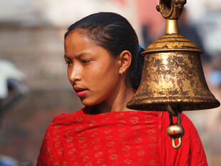 Betende Frau in Kathmandu