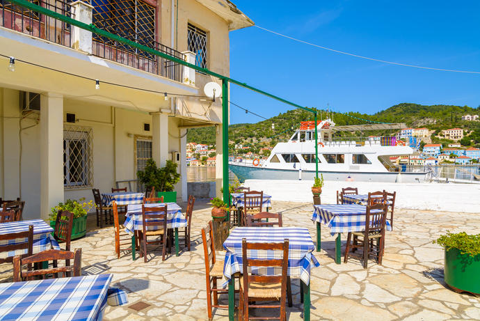 Typische griechische Taverne in Vathy
