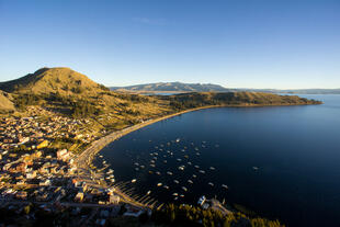Blick auf die Küste des Titicacasees