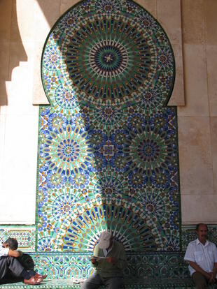 Mosaik mit Brunnen an der Moschee Hassan II in Casablanca 