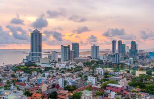 Skyline von Colombo bei Sonnenuntergang