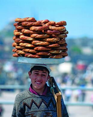 Verkäufer der traditionellen türkischen Sesamringe