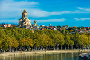 Blick auf Tiflis und den Kura Fluss