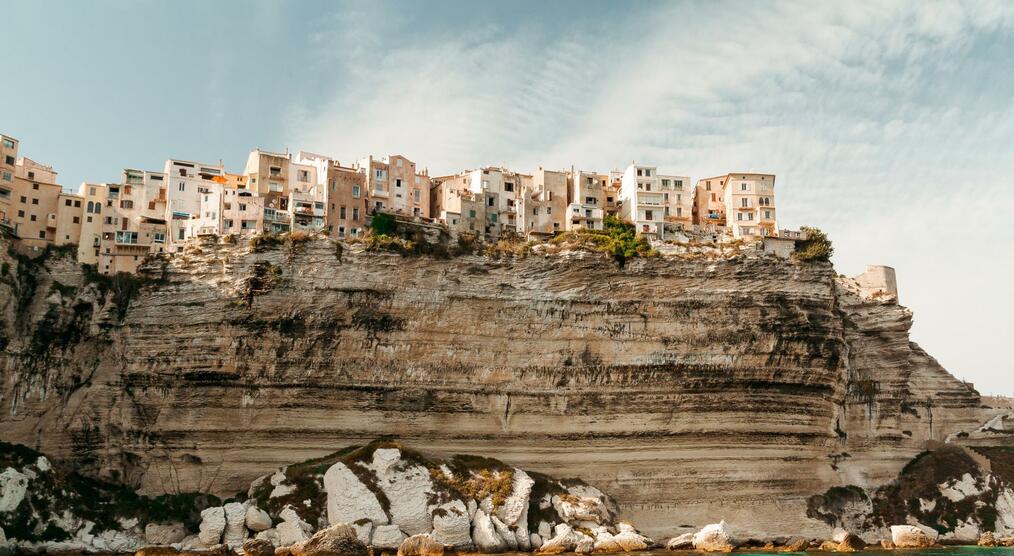 Altstadt von Bonifacio auf einer Klippe auf Korsika Reisen