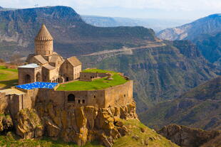 Beruehmte Kazbegi Kirche in Armenien
