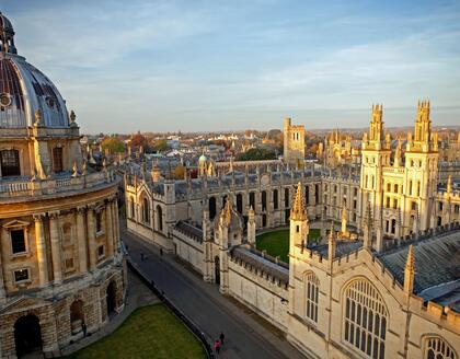 Radcliffe Camera und Hauptgebäude der Oxford University