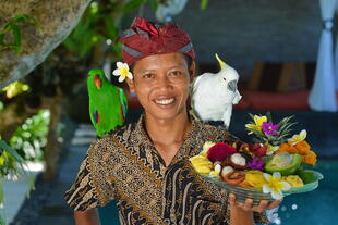 Balinesischer Kellner