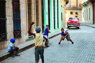 Kinder beim Ballspielen in Havanna