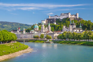 Salzburgs Skyline mit der Festung Hohelsalzburg und dem Fluss Salzach