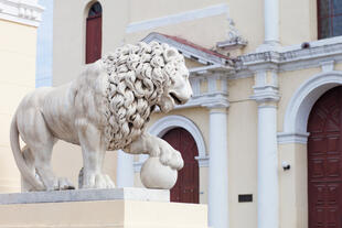 Statue vor der Kirche in Cienfuegos