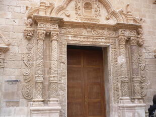 Typische Eingangstür an historischen Gebäuden