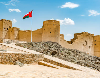 Bahla Fort mit omanischer Flagge