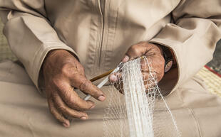 Omani bei der Handarbeit