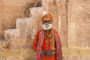 Einheimischer Mann in traditioneller Kleidung