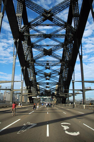 Fast leere Brücke während des Sydney Marathon 
