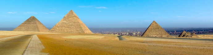 Pyramiden Gizeh mit Blick auf Kairo Ägypten Sehenswürdigkeiten