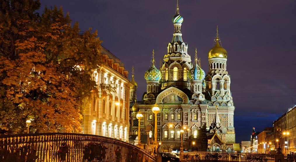 Erlöserkirche angeleuchtet in St Petersburg auf den Russland Reisen
