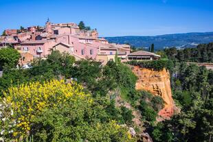 Blick auf die roten Fassaden von Roussillon