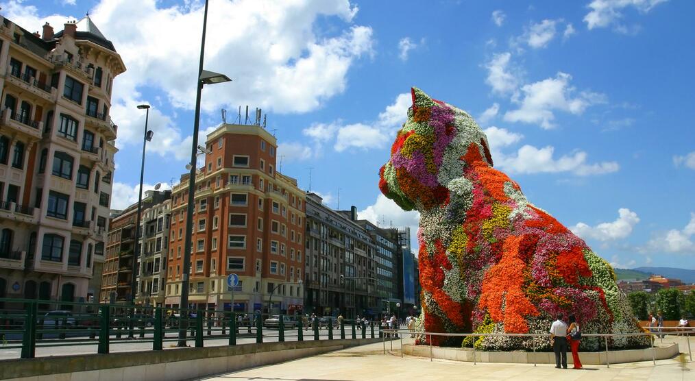 Blumenhund Puppy vor dem Guggenheim Museum bei Bilbao Reisen