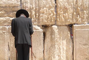 jüdischer Mann beim Gebet an der Klagemauer