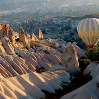 Ballonflug über der Tuffsteinlandschaft Kappadokiens