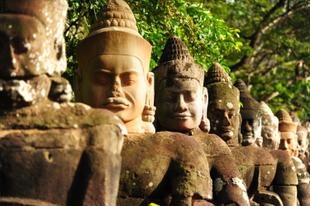 Statuen am Eingangstor von Angkor 