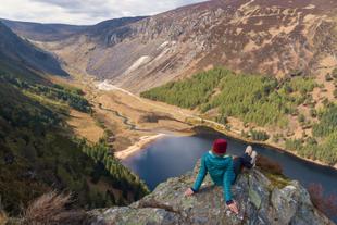 Ausblick über die Seenlandschaft im Glendalough Tal