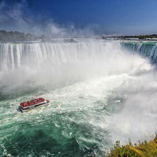 Schiff steuert auf die Niagara-Fälle zu