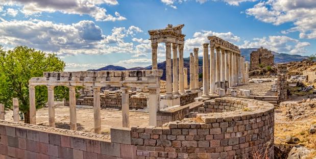 Blick auf das Akropolis von Pergamon bei einer 15 Tage Türkei Rundreise