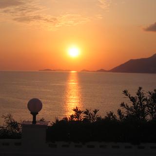 Sicht auf den romantischen Sonnenuntergang 
