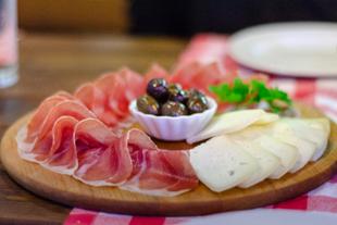 Geräucherter Schinken, Käse und Oliven 
