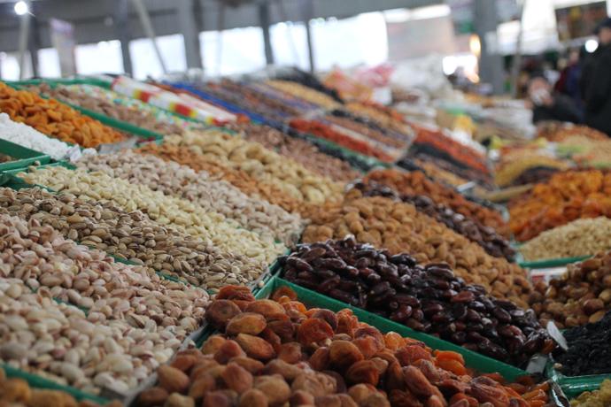 Früchte und Gewürze auf einem Markt in Osch 