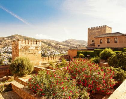 Blick auf den Eingang von Alhambra