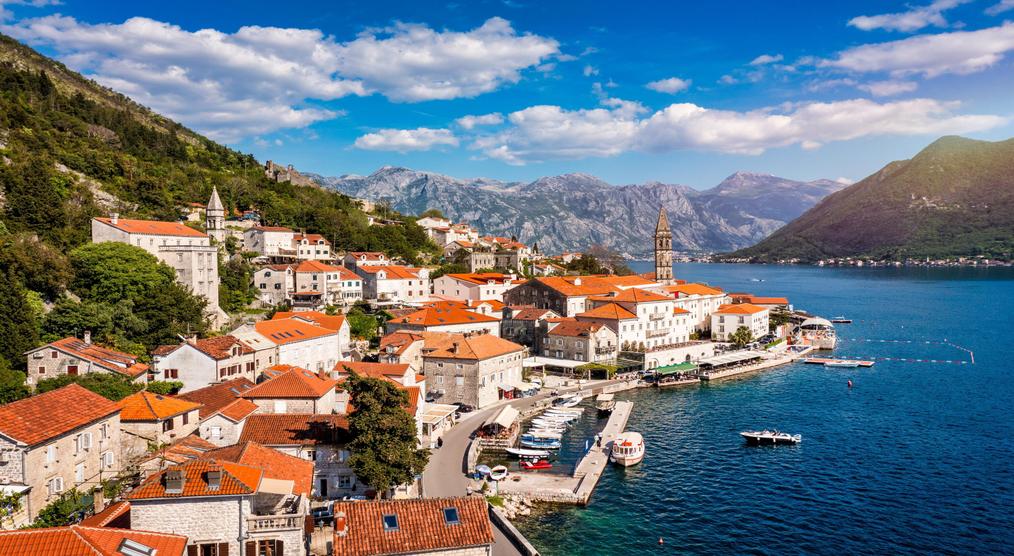 Luftansicht auf die Stadt Perast & die Bucht von Kotor