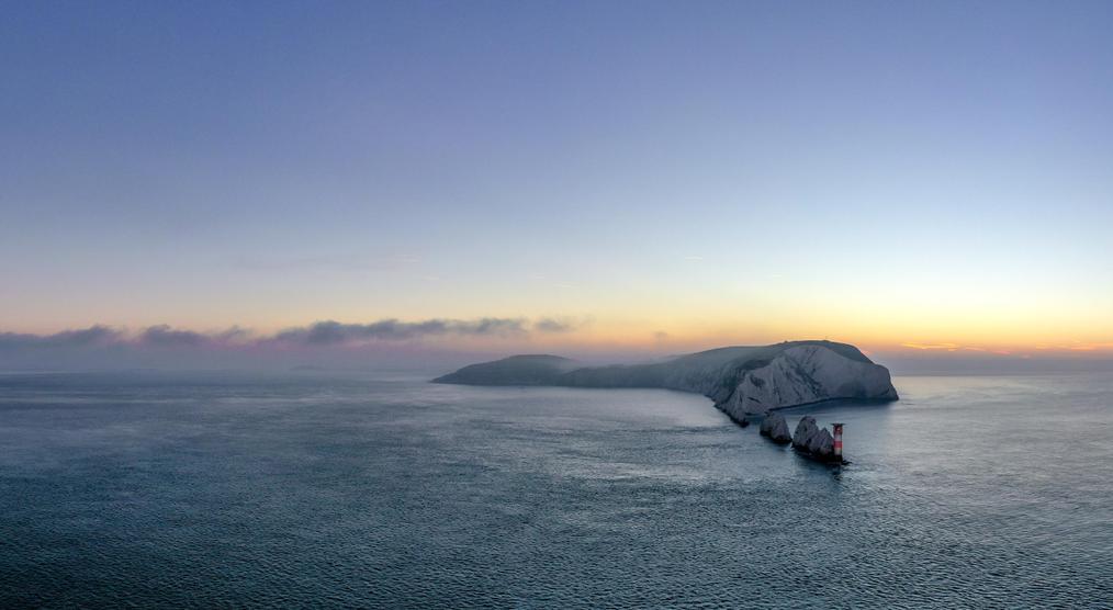 Blick vom Meer aus auf The Needles