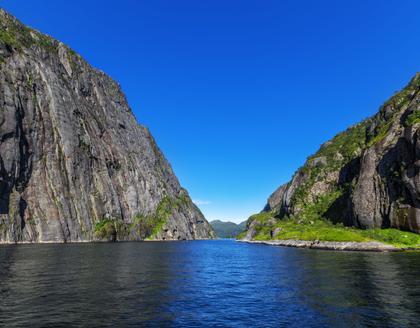 Trollfjord bei blauem Himmel