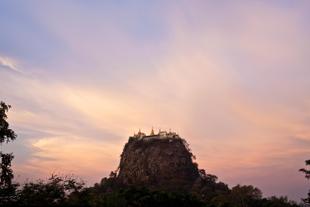 Mount Popa bei Sonnenaufgang