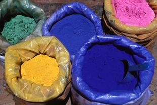 Farbpulver in  Chefchaouen 