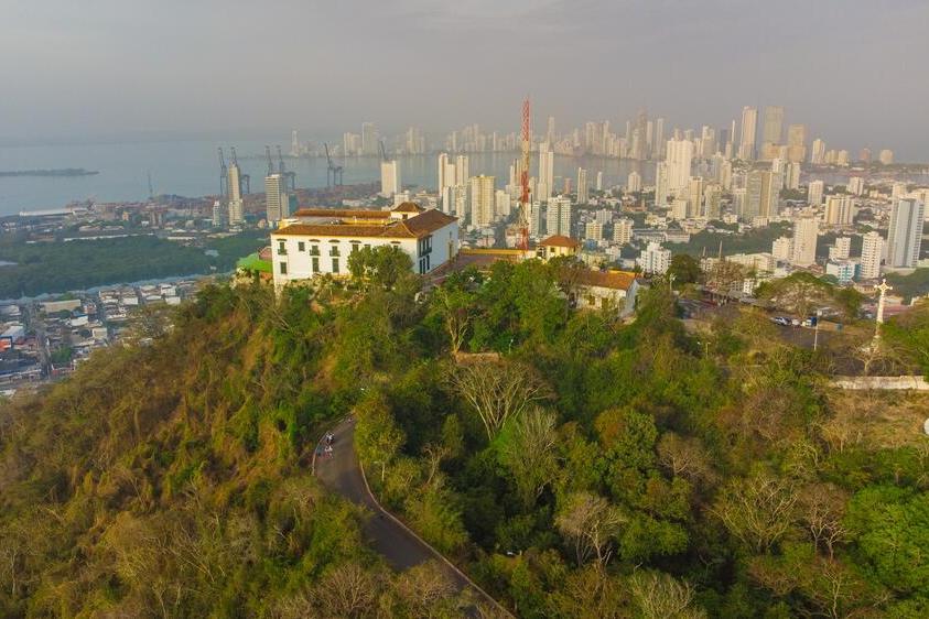 Kloster La Popa vor der Skyline von Cartagena 