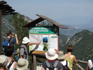 Ihr Reiseleiter informiert Sie ausführlich über die Wanderung zur Calore- Schlucht