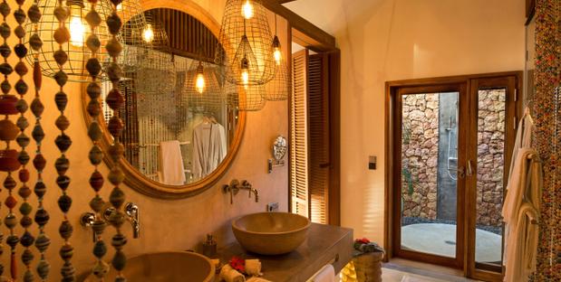 Badezimmer im landestypischen Stil