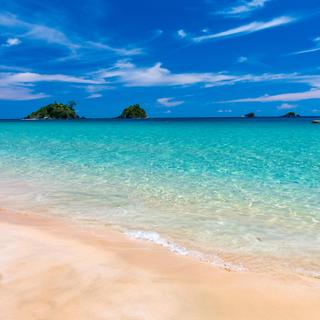 Kristallklares Wasser des Nacpan Beach auf Palawan 