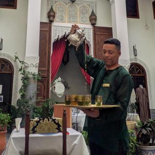 Frischer Minztee im Riad in Fès