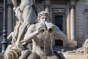 Nahaufnahme einer Skulptur am Fontana del Moro