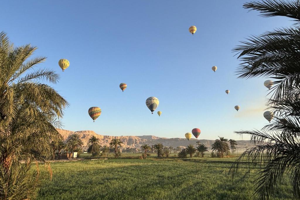 Panorama von Theben-West mit Heißluftballons