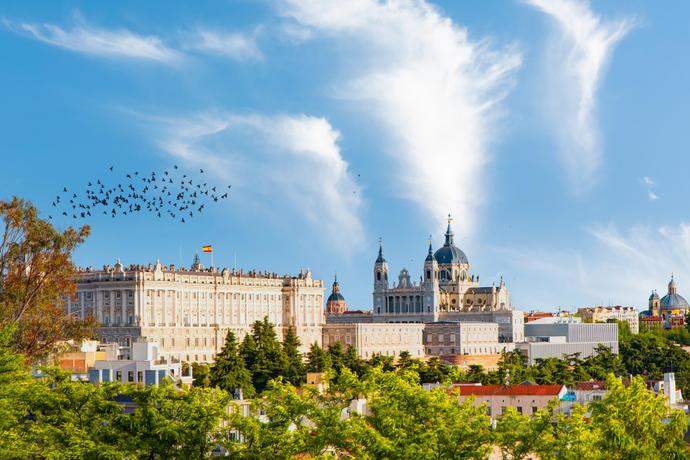 Blick auf die Kathedrale Santa Maria und den Königspalast in Madrid in Spanien