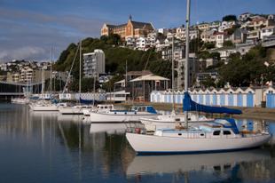 Yachten im Hafen mit Mt. Victoria