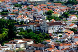 Blick auf Angra do Heroismo auf der Insel Terceira 