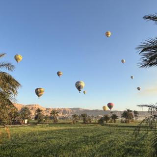 Panorama von Theben-West mit Heißluftballons