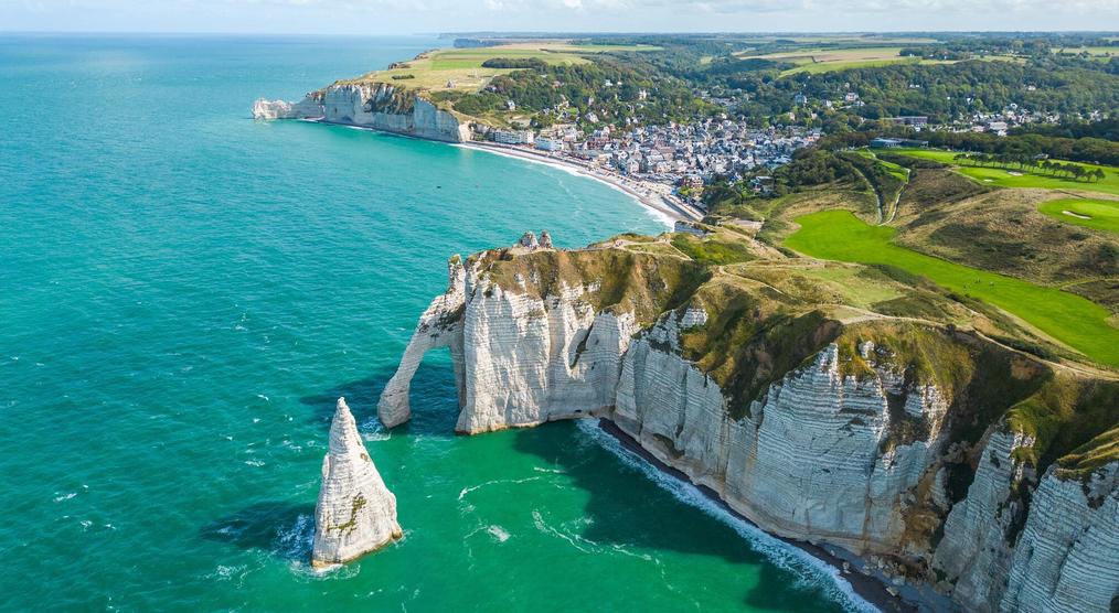 Étretat mit Blick auf dem natürlichen Felsbogen und der vorgelagerten Felsnadel